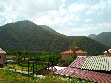 Qaxda kiraye evler hovuzlu