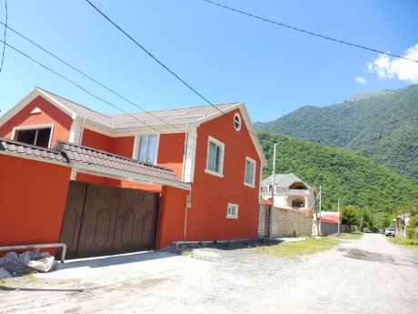 Qaxda kiraye evler hovuzlu